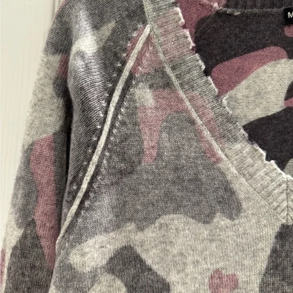 J4. Minnie Rose Camo-print V-neck Cashmere Sweater In Pink Sand - Picture 5 of 11